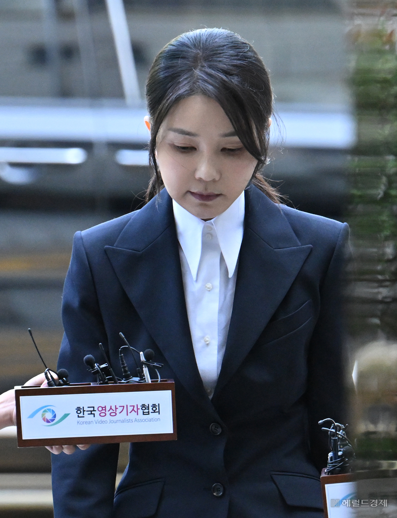 윤석열 전 대통령 부인 김건희 여사가 12일 오전 서울 서초구 서울중앙지법에서 열린 구속 전 피의자 심문(영장실질심사)에 출석하고 있다. 임세준 토토사이트 사라짐
