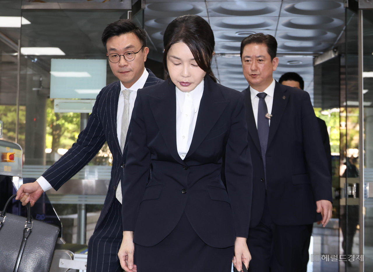윤석열 전 대통령 부인 김건희 여사가 12일 오전 서울 서초구 서울중앙지법에서 열린 구속 전 피의자 심문(영장실질심사)에 출석하고 있다. 임세준 토토사이트 사라짐