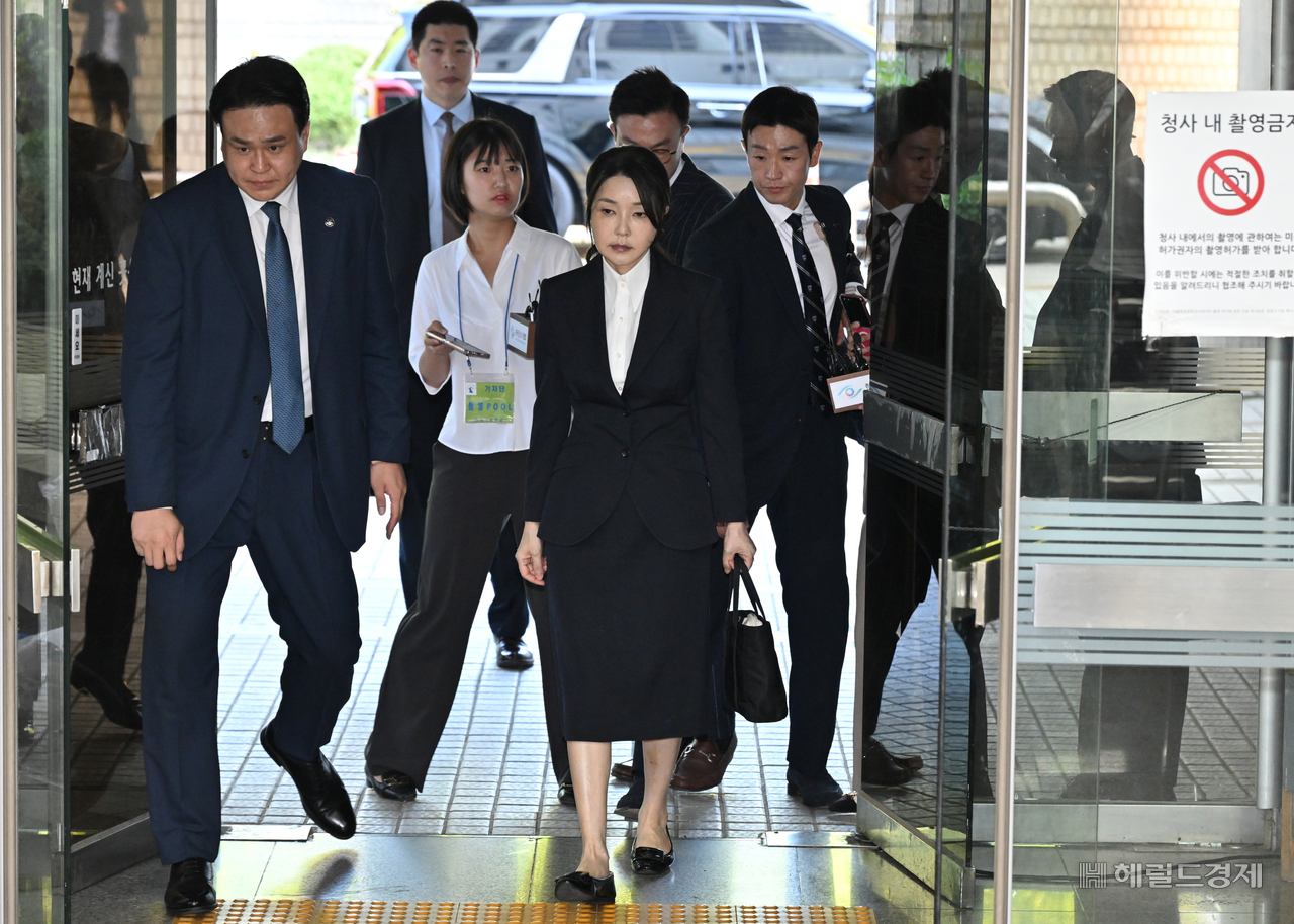 윤석열 전 대통령 부인 김건희 여사가 12일 오전 서울 서초구 서울중앙지법에서 열린 구속 전 피의자 심문(영장실질심사)에 출석하고 있다. 임세준 토토사이트 사라짐