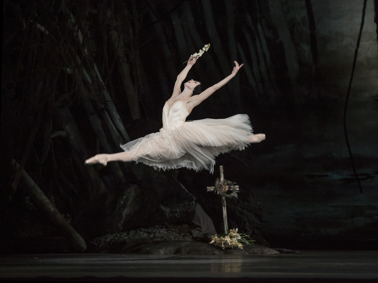Natalia Osipova performs "Giselle." (The Royal Ballet )