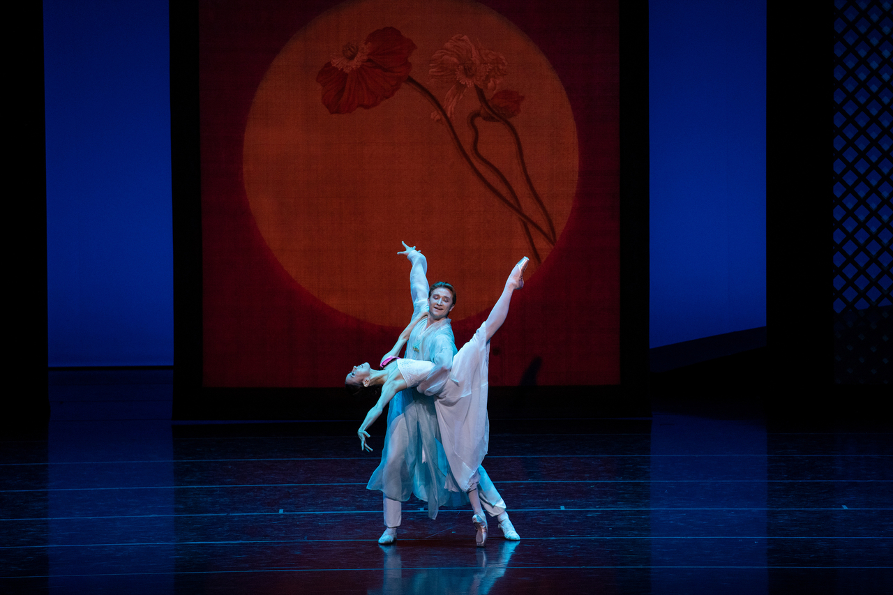Igor Kontarev (back) and Hong Hyang-gee perform "The Love of Chunhyang." (Universal Ballet)