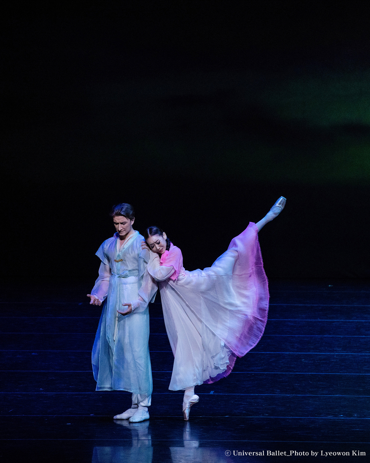 Igor Kontarev (left) and Hong Hyang-gee perform "The Love of Chunhyang." (Universal Ballet)