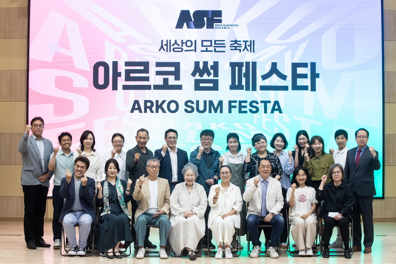 Arts Council Korea Chair Choung Byoung-gug (sixth from left, second row) and artistic directors and participants of Arko Sum Festa pose for a photo after a press conference held in the Daehangno theater district in Jongro-gu, Seoul, on Monday. (Arko)