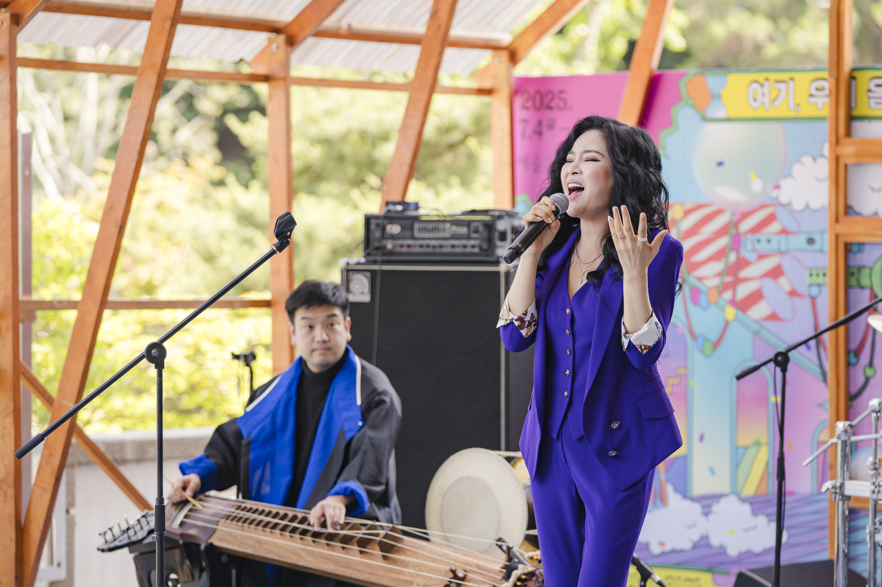 Jazz singer Woongsan (right) performs during a press conference held at the National Theater of Korea, on June 11. (National Theater of Korea)