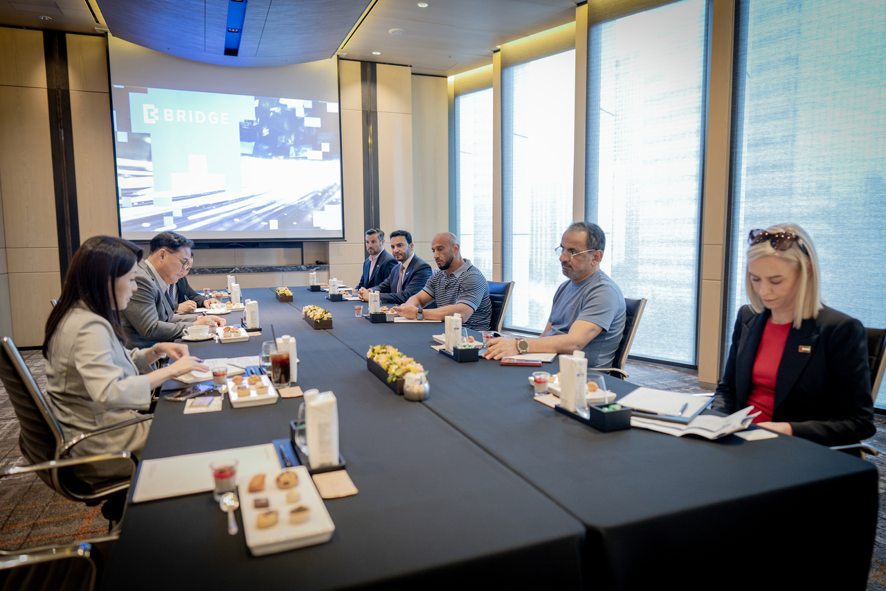 Korea Herald CEO Kim Young-sang (second from left) and UAE Media office Chairman Abdulla bin Mohammed bin Butti Al Hamed (third from right) and UAE Ambassador to Korea Abdulla Saif Al Nuaimi (fourth from right) discuss the Bridge Summit at Four Seasons Hotel in Seoul on Monday. (UAE Embassy in Seoul)