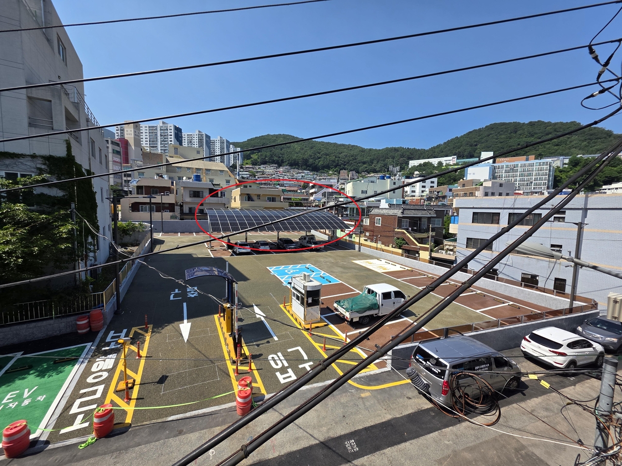 부암동 공영주차장 내 태양광 발전 설비 [부산진구 제공]