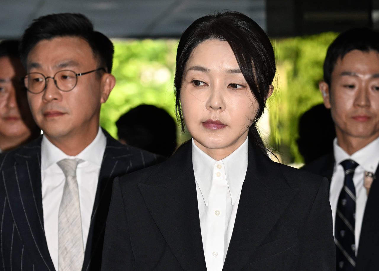 Former first lady Kim Keon Hee (center) arrives at the Seoul Central District Court in Seocho-gu, southern Seoul, for a detention warrant hearing Tuesday. (Yonhap)