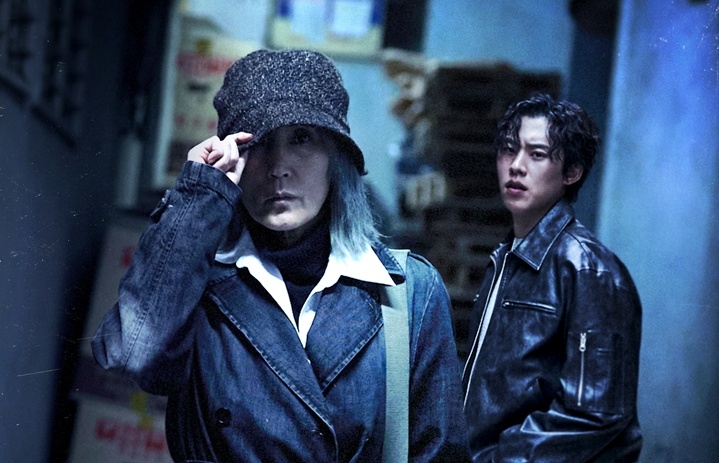 Lee Hye-young (left) and Kim Sung-cheol play Hornclaw and Bullfight in the film "The Old Woman with the Knife." (NEW)