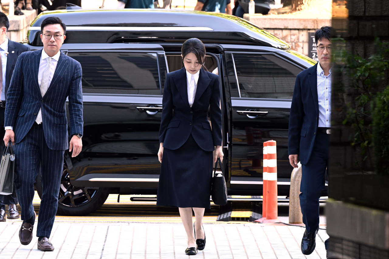 Former first lady Kim Keon Hee (center) arrives  at the Seoul Central District Court in Seocho-gu, southern Seoul, for a detention warrant hearing Tuesday. (Yonhap)