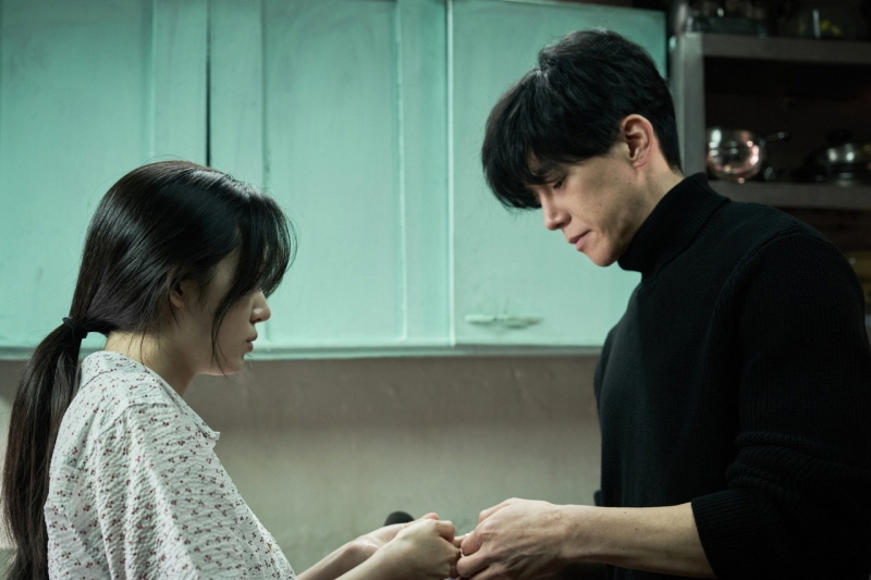 Young Hornclaw (left) and Ryoo (played by Kim Moo-yul) in the film "The Old Woman with the Knife" (NEW)