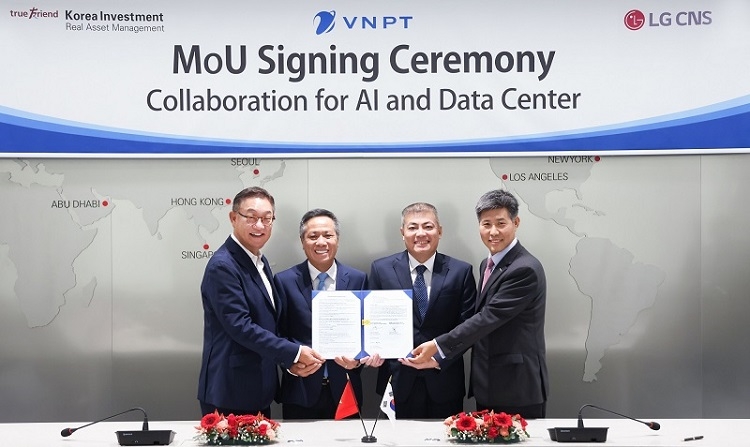 From left: LG CNS CEO Hyun Shin-gyoon, VNPT Chair To Dung Thai, VNPT Vice President Ngo Dien Hy and Korea Investment Real Asset Management CEO Kim Yong-sik pose for a photo after signing a memorandum of understanding. (LG CNS)