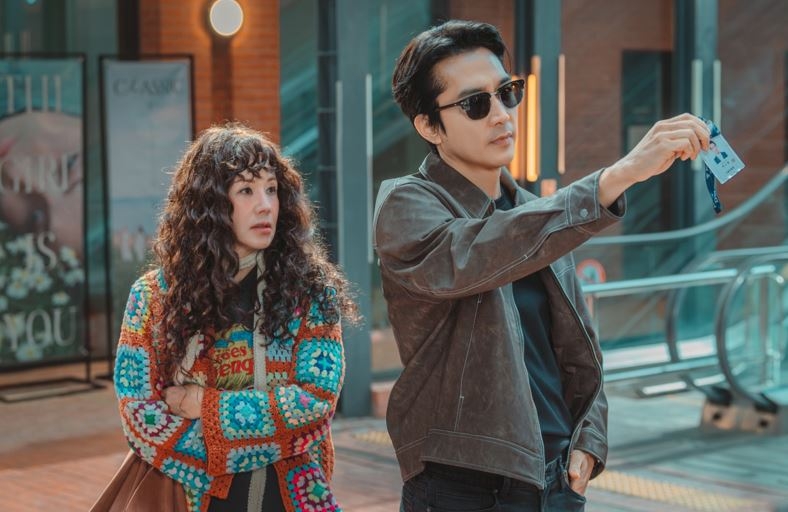 "My Troublesome Star" stars Uhm Jeong-hwa (left) and Song Seung-heon. (KT Studio Genie)