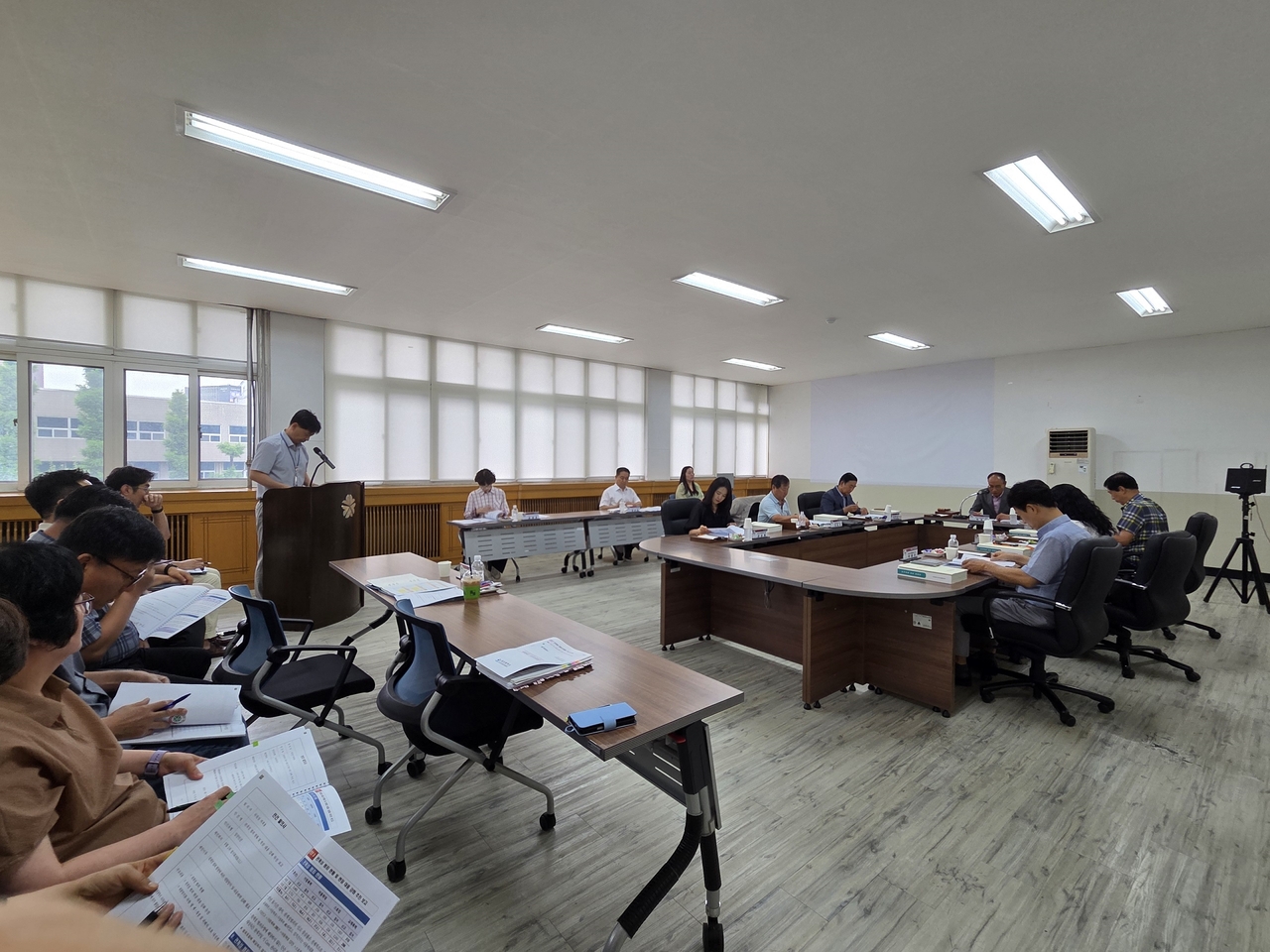 대전자치경찰위원회가 지난 11일 위원회 회의실에서 시민 불안을 해소키 위한 ‘관계성 범죄 예방·대응체계 강화 대책’을 논의하고 있다.