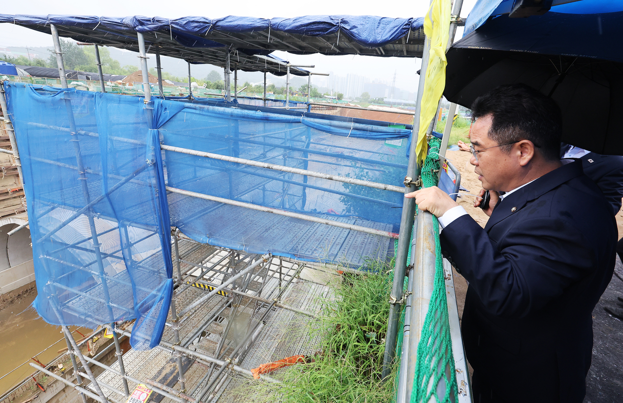 Ruling Democratic Party lawmakers inspect the construction site where a Myanmarese worker was seriously injured in an apparent electrocution in Gwangmyeong, just southwest of Seoul, on Aug. 6, 2025. (Yonhap)