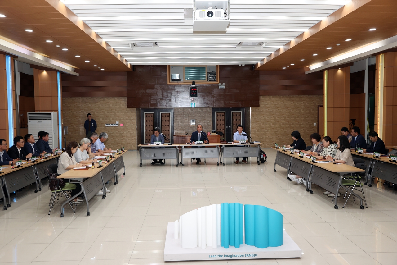 상주시가 제3회  상주 세계 모자 페스티벌 의 성공개최를 위해 축제 추진위원회 제3차 전체 회의를 열고 실행계획 최종 보고에 대한 의견 제안 및 토론회를 가졌다[상주시 제공]