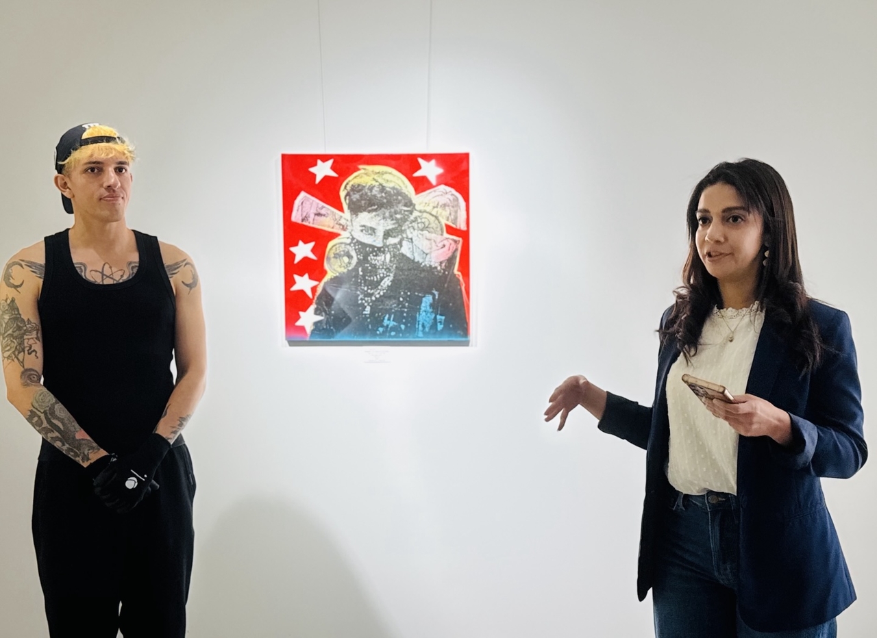 El Salvador Embassy's Minister Counselor Marcela Alejandra Garcia Sosa (right) and Salvadoran artist Andre Minato speak at the opening ceremony of the "Ultra Symphony" exhibition in Seoul. (Sanjay Kumar/ The Korea Herald)