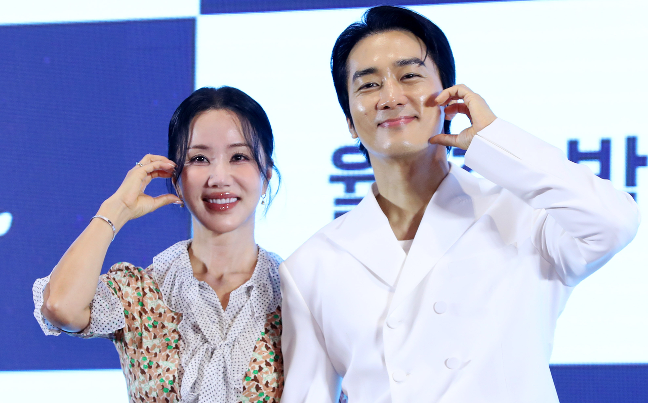 Uhm Jeong-hwa (left) and Song Seung-heon pose for a photo during a press conference in Guro-gu, Seoul, Tuesday. (Newsis)