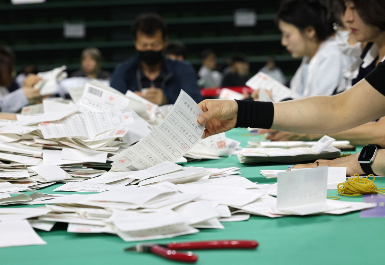 제21대 대통령선거일인 지난 6월 3일 오후 울산 남구 문수체육관에 마련된 남구 개표소에서 선관위 관계자들이 분주하게 개표 작업을 하고 있다. [연합]