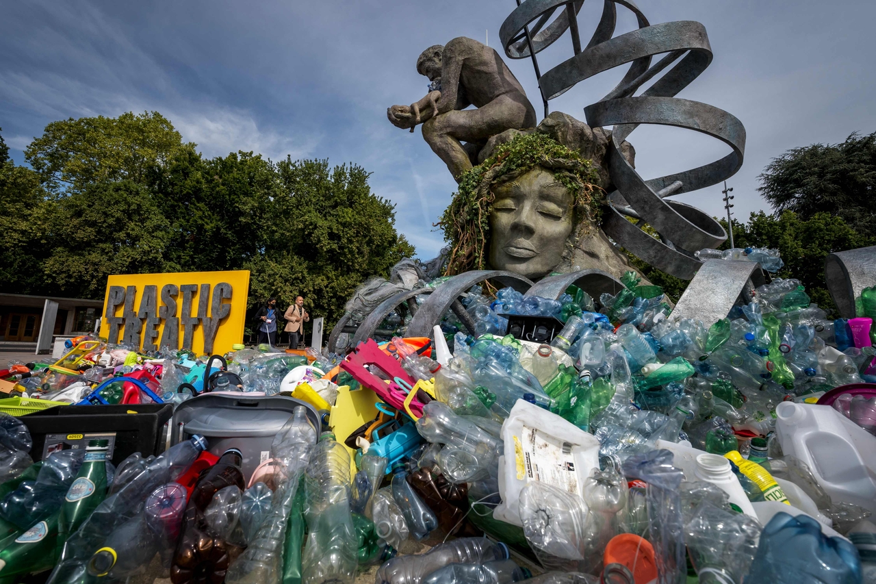 An artwork "The Thinker's Burden" is seen in Geneva on Aug. 4. (AFP-Yonhap)