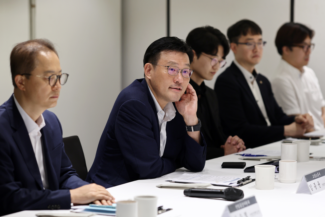8일 서울 중구 컨퍼런스하우스달개비에서 열린 제조업 안전인식 제고 및 모범사례 공유 조찬간담회에서 김종윤 고용노동부 산업안전보건본부장이 발언하고 있다. [연합]