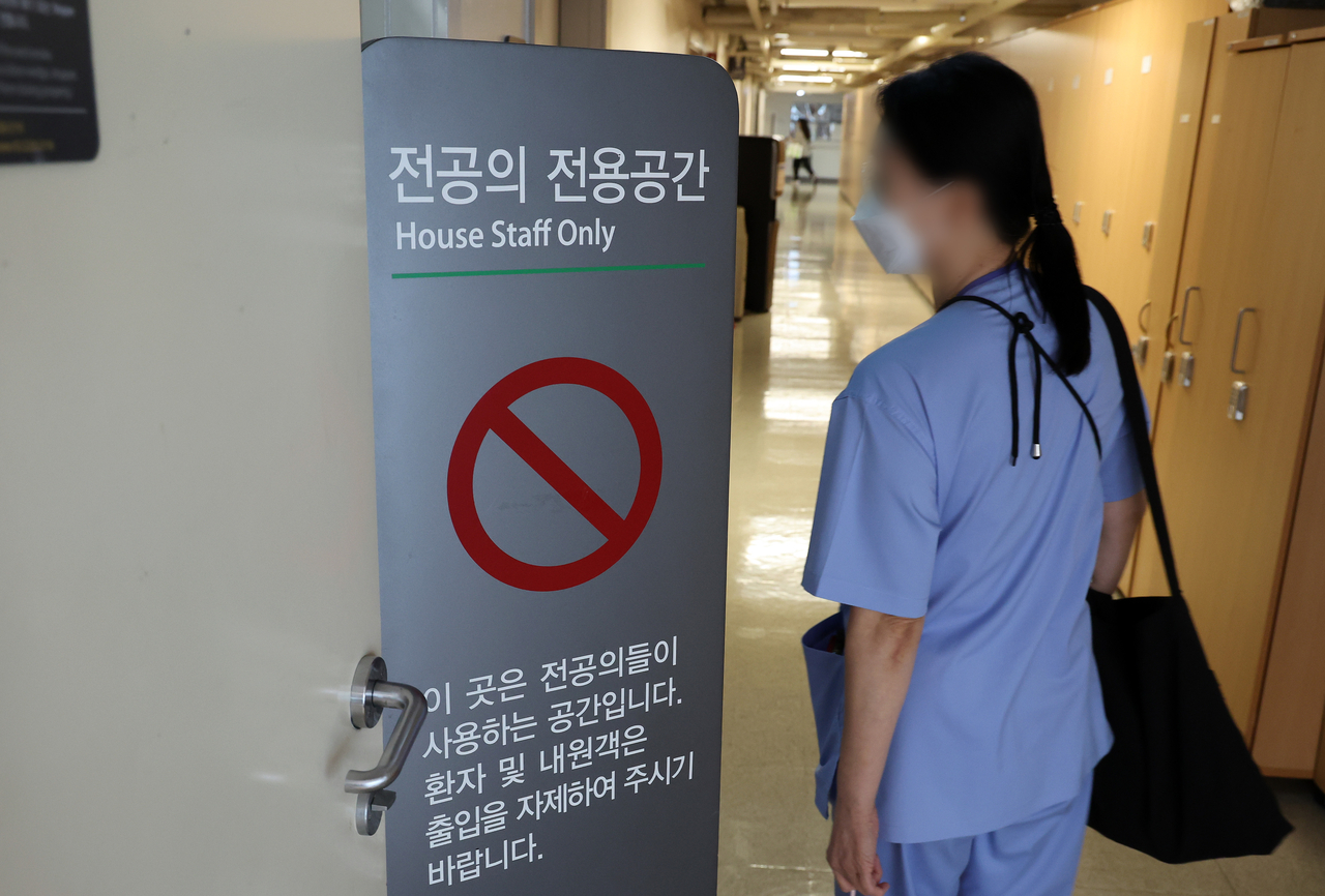 A medical worker enters an area for trainee doctors in one of the major university hospitals in Seoul, Monday. (Yonhap)