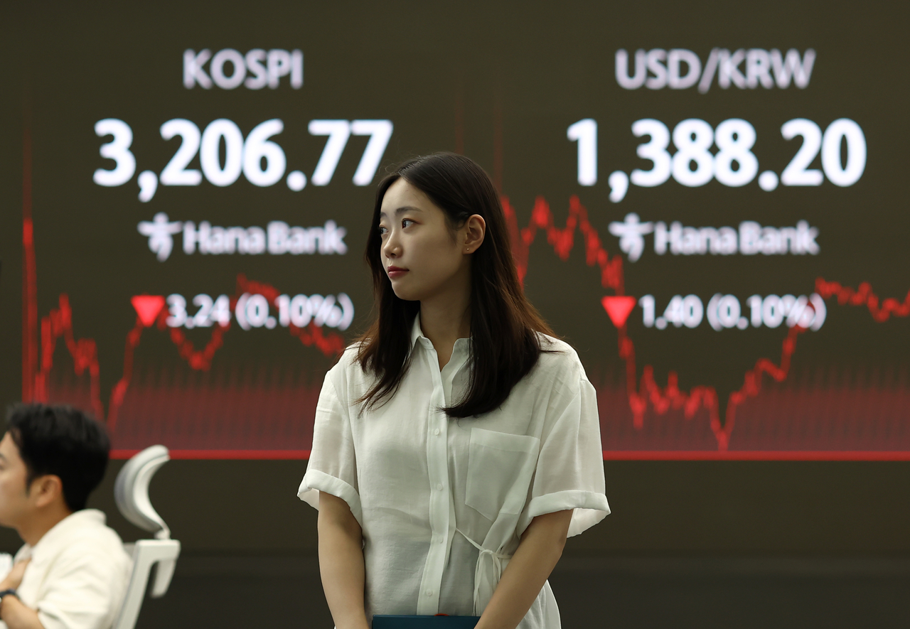 토토사이트 토사장가 3.24p(0.10%) 내린 3206.77로 장을 마친 11일 서울 하나은행 본점 딜링룸에서 딜러들이 업무를 보고 있다. [연합]