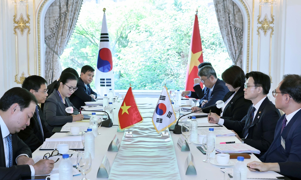 김정관(오른쪽 두번째) 산업통상자원부 장관이 12일 서울 중구 롯데호텔에서 응우옌 반 탕 베트남 재무부 장관과 면담하고 있다.  [산업통상자원부 제공]