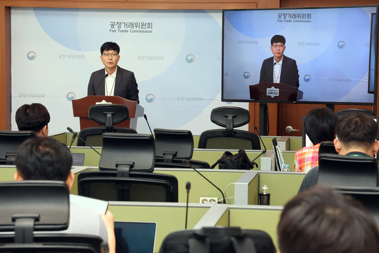 공정거래위원회 박정웅 제조업감시과장이 12일 정부세종청사 공정위 기자실에서 입주업체(모텔)가 비용 부담한 할인쿠폰 중 미사용분에 대해 야놀자, 여기어때 등 플랫폼 사업자가 임의로 소멸시킨 행위에 대해 시정명령 및 과징금을 부과하기로 결정했다고 밝히고 있다. [연합]