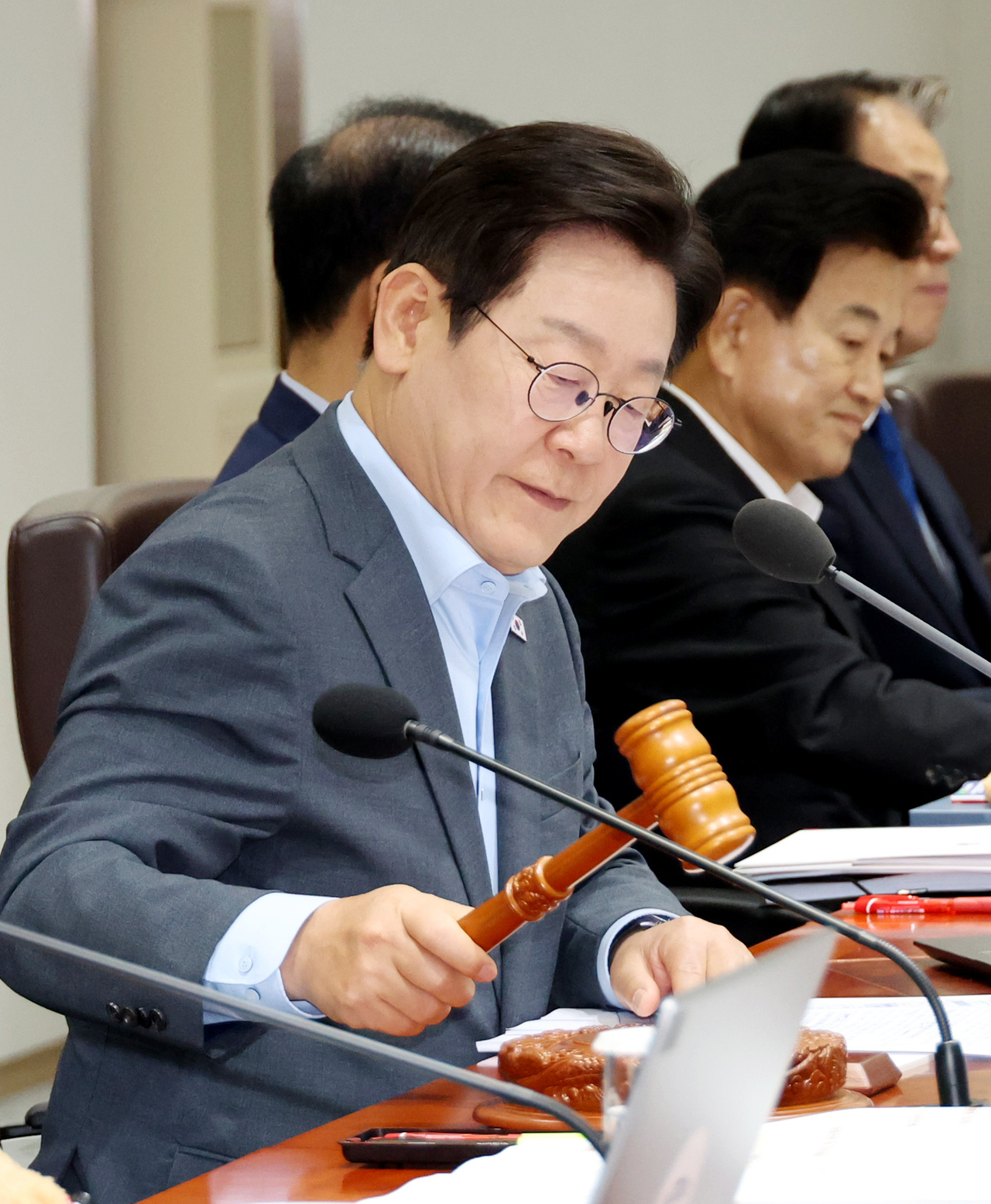 이재명 대통령이 12일 서울 용산 대통령실에서 열린 국무회의에서 개회를 선언하고 있다. [연합]