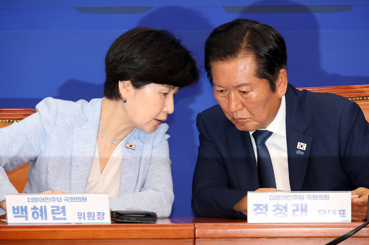 Democratic Party of Korea Reps. Back Hye-ryun (left) and Jung Chung-rae converse during a press conference marking the inauguration of a special committee on judicial reform at the National Assembly in Seoul on Tuesday. (Yonhap)