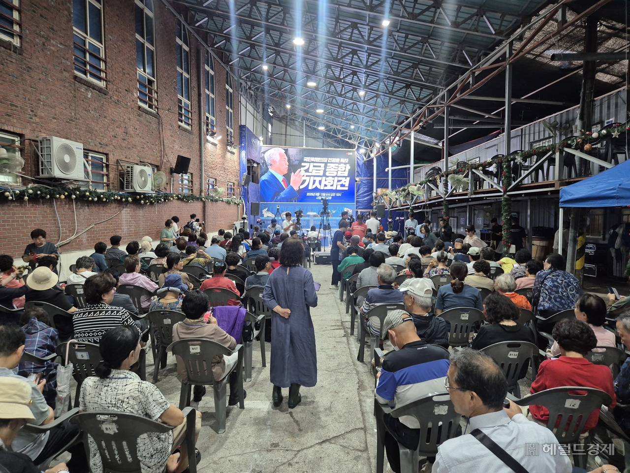 13일 오전 서울 성북구 사랑제일교회 본당 옆 주차장에 마련된 전광훈 목사의 긴급 불야성 토토사이트에 우파단체 ‘자유마을’과 신도들이 모여 있다. 김도윤 기자.