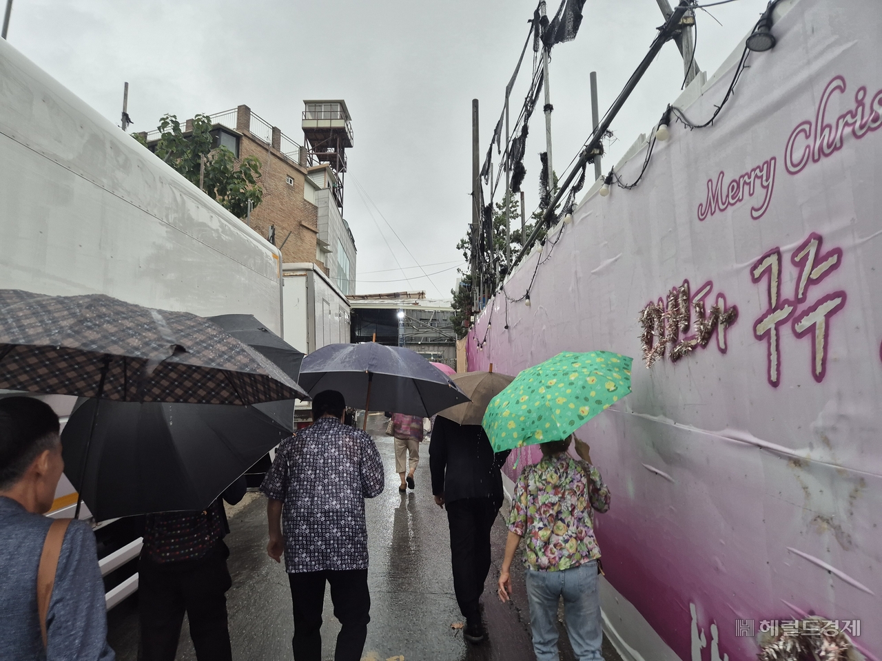 13일 오전 서울 성북구 사랑제일교회 본당 옆 주차장에 마련된 전광훈 목사의 긴급 불야성 토토사이트을 지켜보기 위해 신도들이 교회를 향하고 있다. 김도윤 기자.