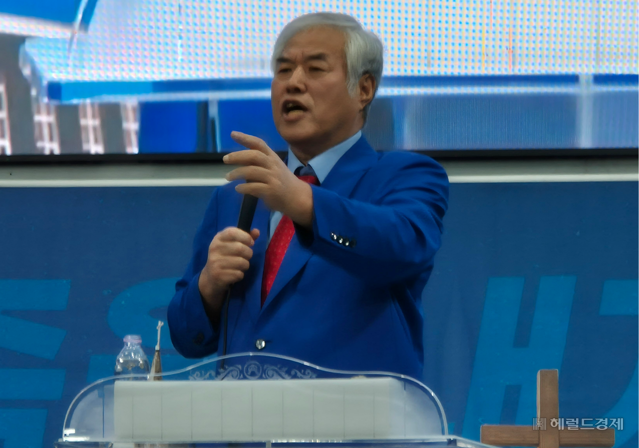 13일 오전 서울 성북구 사랑제일교회 본당 옆 주차장에 마련된 전광훈 목사의 긴급 불야성 토토사이트에서 전 목사가 발언하고 있다. 김도윤 기자.