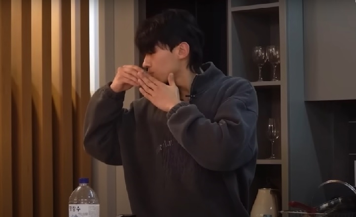 Dex turns his head and shields his glass with his two hands while drinking, showing a gesture of respect that reflects traditional Korean drinking etiquette when seated with seniors. (YouTube)