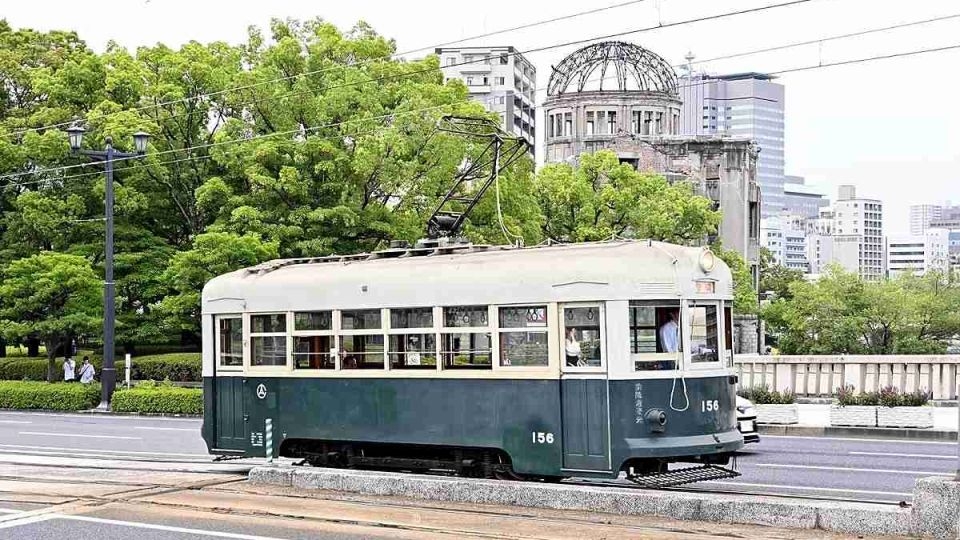 Streetcar No. 156 runs near the Atomic Bomb Dome in Hiroshima.    (Japan News)