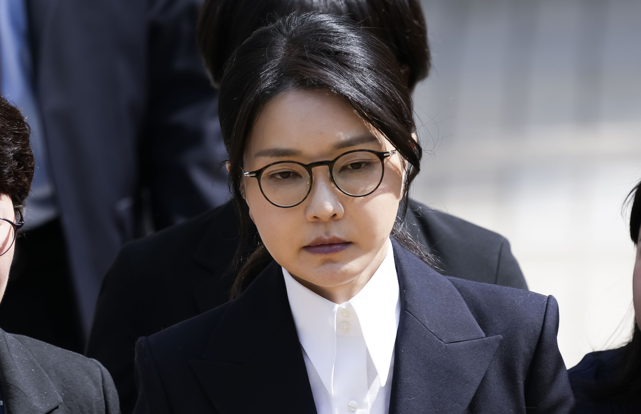 Former first lady Kim Keon Hee leaves Seoul Central District Court after a four-hour hearing on her potential arrest on corruption charges Tuesday. (Joint Press Corps)