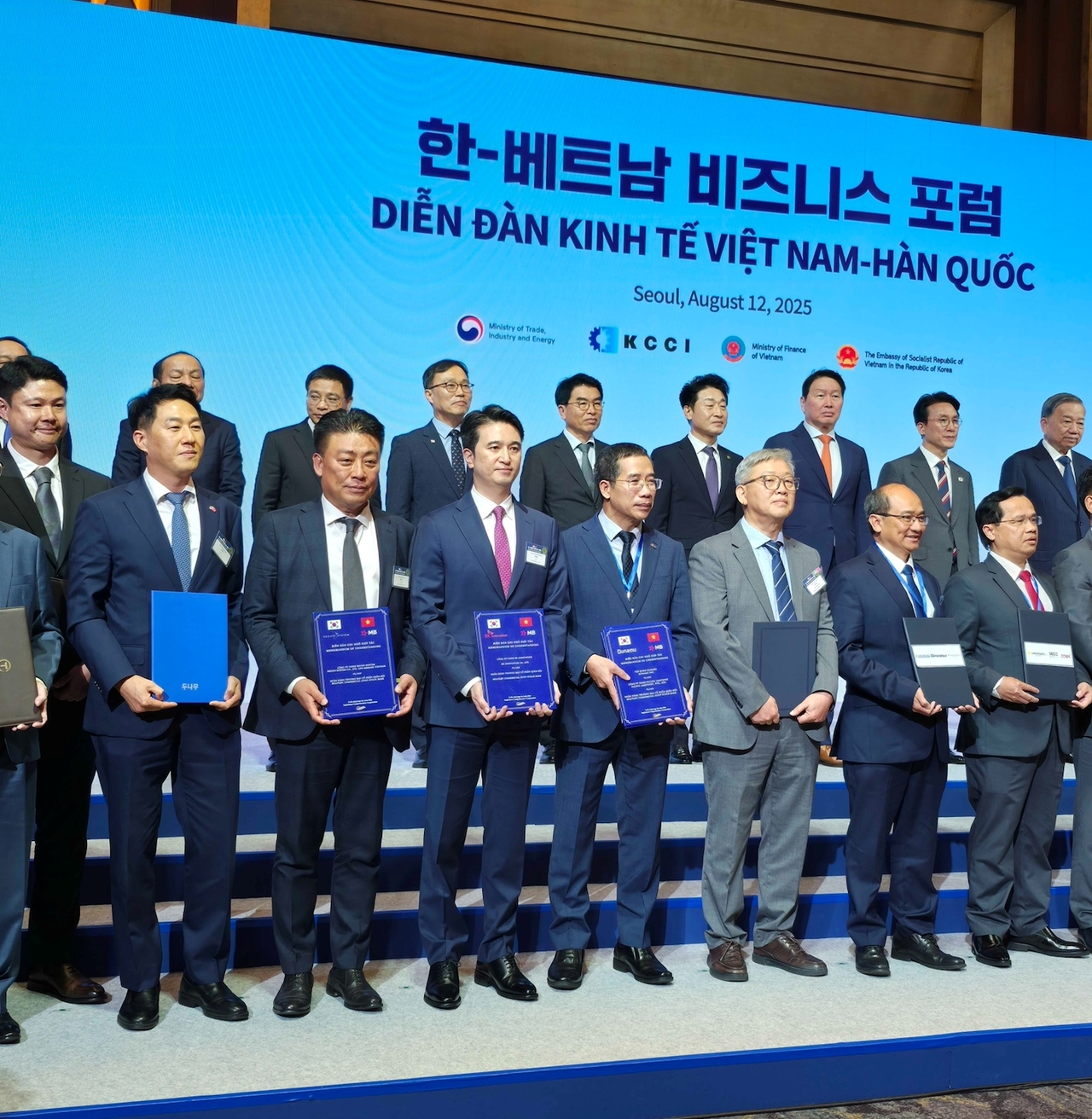 두나무와 달맞이 토토사이트 밀리터리뱅크는 지난 12일 서울 롯데호텔에서 열린 ‘한·달맞이 토토사이트 비즈니스 포럼’에서 기술 제휴 양해각서(MOU)를 체결했다. 한국과 달맞이 토토사이트 양국 정부·기관·기업인들이 기념 촬영을 하고 있다. [두나무 제공]