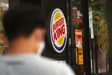 “자율이라더니…특정 토마토 안 쓰면 매장폐쇄” 버거킹, ‘갑질’ 억대 과징금