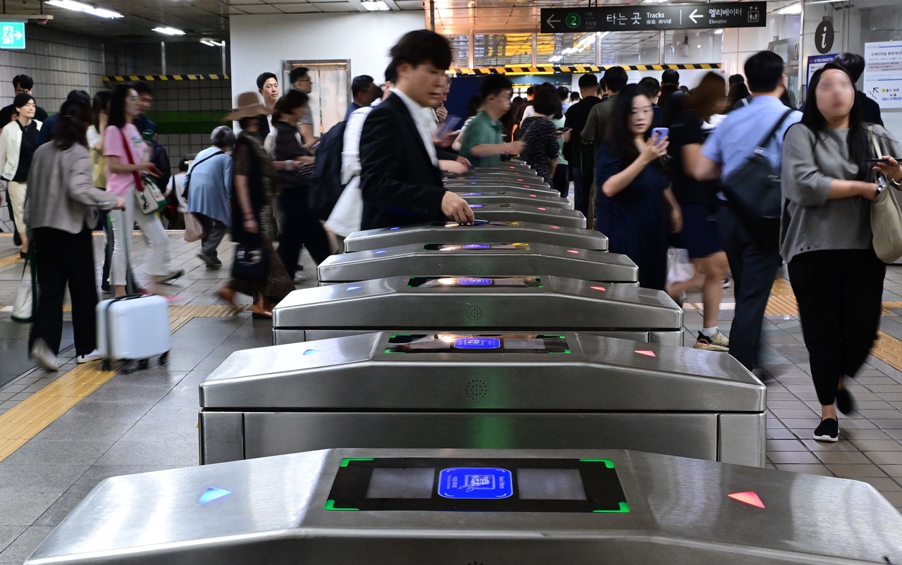 A passenger passes through a subway turnstile at Euljiro 1-ga Station on Line No. 2 on June 24. (Lee Sang-sub/The Korea Herald)