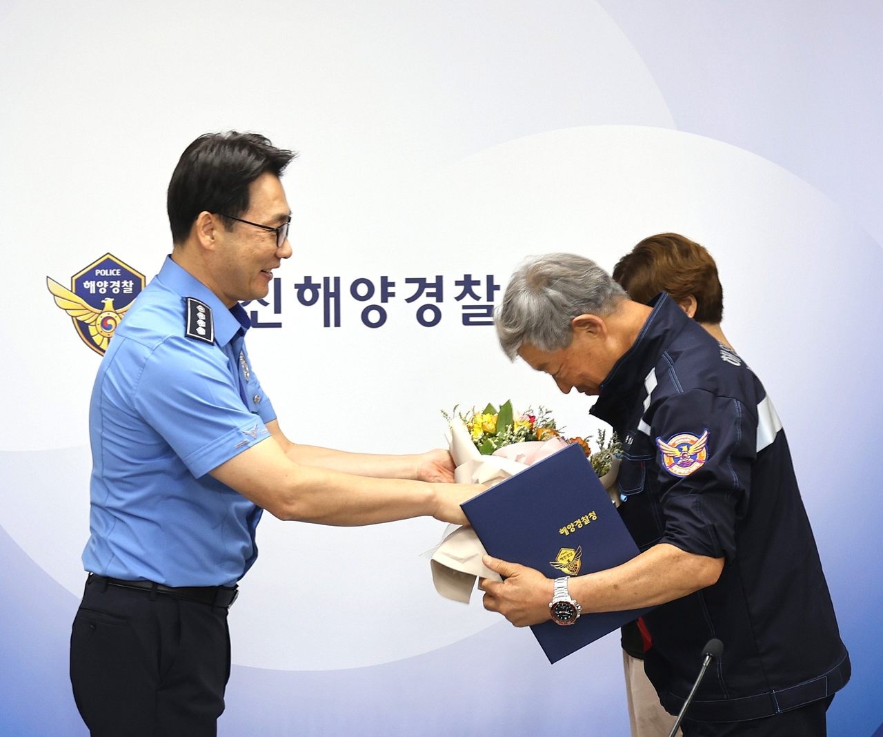 배병학 울진해양경찰서장이 감사장을 수여하고 있다.[울진해경 제공]