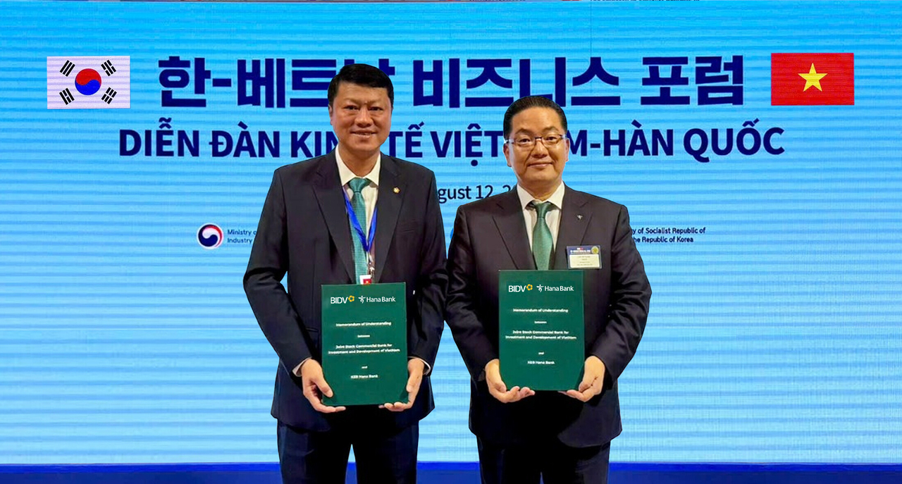 Hana Bank CEO Lee Ho-seong (right) and Le Ngoc Lam, chief executive of the Joint Stock Commercial Bank for Investment and Development of Vietnam, hold a signed memorandum of understanding during the Korea–Vietnam Business Forum in Seoul on Tuesday. (Hana Bank)