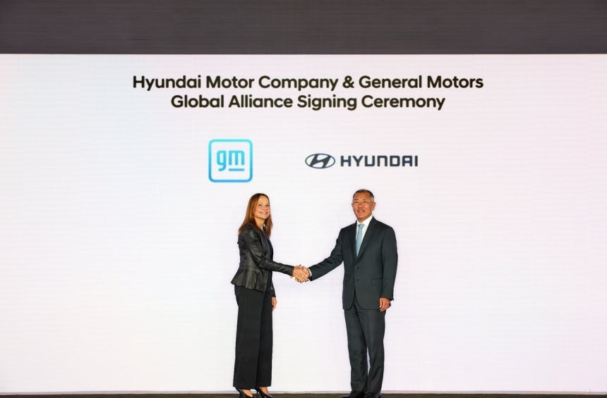 Hyundai Motor Group Executive Chair Chung Euisun (right) and General Motors CEO Mary Barra shake hands after their alliance signing ceremony held in New York on Sept. 12, 2024. (Hyundai Motor Group)