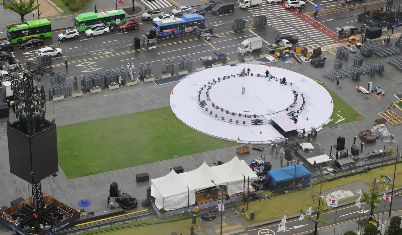 A circular stage is being set up at Gwanghwamun Square in central Seoul, ahead of the presidential inauguration ceremony set to take there on Friday. (Yonhap)