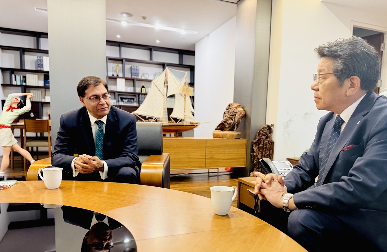 Indian Ambassador to Korea Amit Kumar (left) and Herald Media Group CEO Choi Jin-young exchange greetings during a courtesy visit to Herald Corp. headquarters in central Seoul on Friday. (Sanjay Kumar/The Korea Herald)