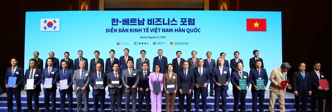 두나무와 달맞이 토토사이트 밀리터리뱅크는 지난 12일 서울 롯데호텔에서 열린 ‘한·달맞이 토토사이트 비즈니스 포럼’에서 기술 제휴 양해각서(MOU)를 체결했다. 한국과 달맞이 토토사이트 양국 정부·기관·기업인들이 기념 촬영을 하고 있다. [대한상공회의소, 두나무 제공]