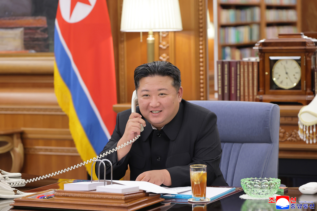 김정은 북한 국무위원장이 블라디미르 푸틴 러시아 대통령과 12일 전화통화했다고 조선중앙통신이 13일 보도했다. 북한 관영매체가 최고지도자의 외국 투혼 토토사이트과 통화 내용을 공개한 것은 이번이 처음이다. [평양 조선중앙통신=연합]