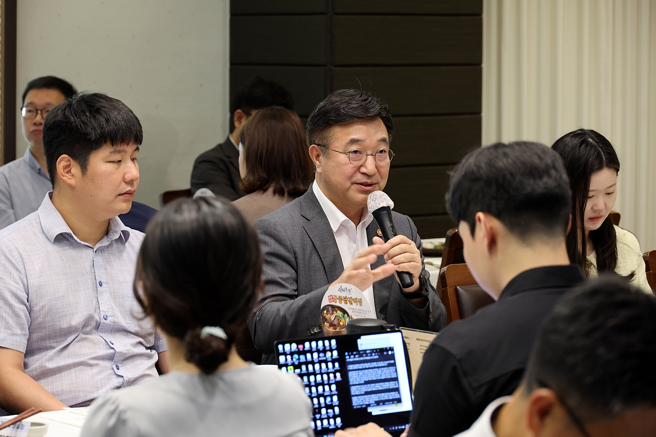 윤호중 행정안전부 장관이 13일 오후 서울 종로구에서 출입기자단과의 오찬 간담회에 참석하여 기자단 질의에 답변하고 있다. [행정안전부 제공]