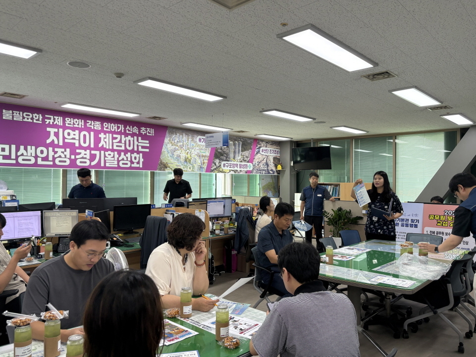 포항시는 이달 6일부터 28일까지 15일간 전 부서를 대상으로 ‘찾아가는 청렴소통 간담회’를 개최한다.사진은 도시계획과서 열린 간담회 모습[포항시 제공]