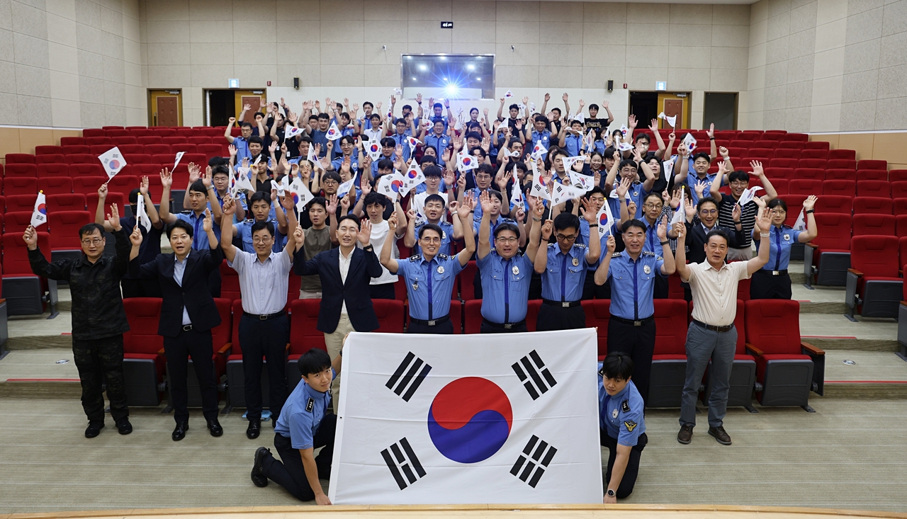 동해지방해양경찰청 직원들이 13일 제80주년 광복절을 기념해 해양영토 수호 의지를 다지는 태극기 퍼포먼스 행사를 하고 있다.  [동해지방해양경찰청 제공]