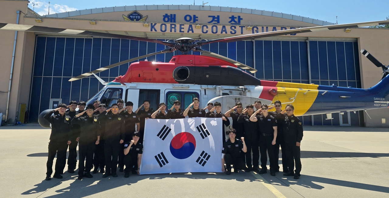 동해지방해양경찰청 항공단 대원들이 13일 제80주년 광복절을 기념해 해양영토 수호 의지를 다지는 태극기 퍼포먼스 행사를 하고 있다. [동해지방해양경찰청 제공]